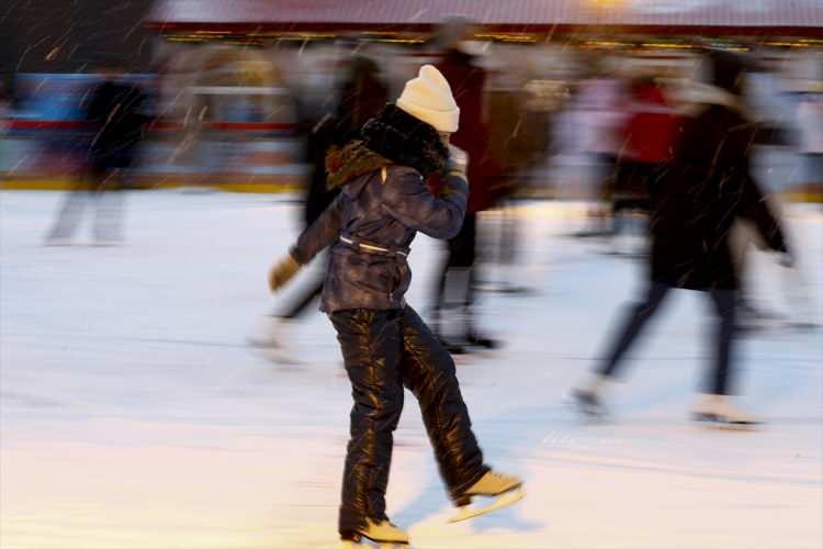 <p>Rusya’nın başkenti Moskova’da kar yağışı etkili oldu. Yağış sonrası tarihi Kızıl Meydan'daki buz pistinde vatandaşlar kar yağışı altında buz pateni kaydı.</p>
