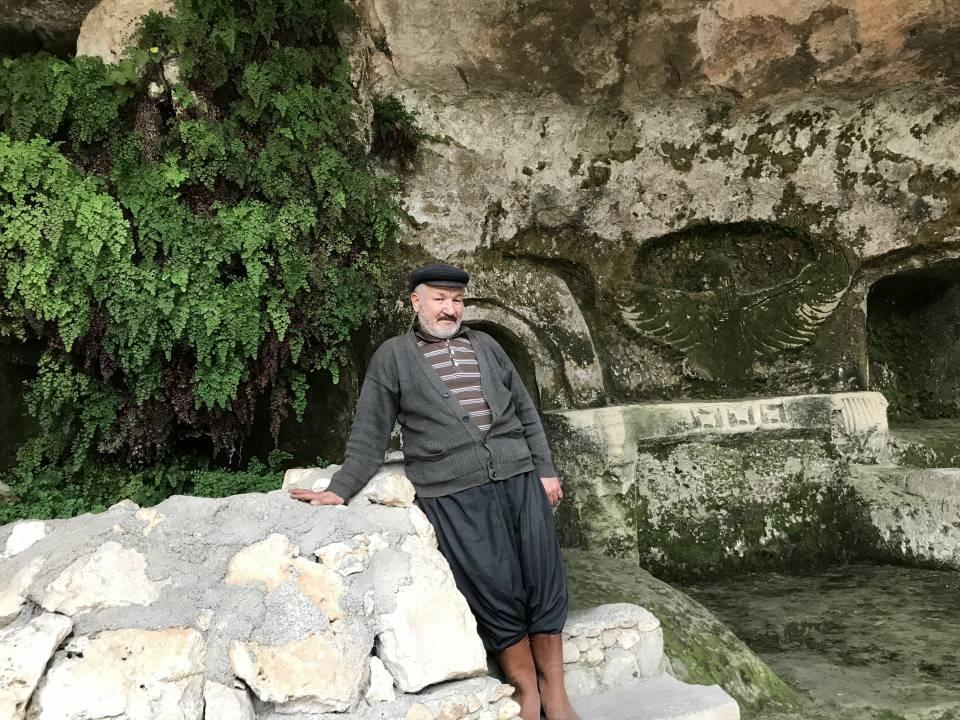 <p>Mesleğimi bırakarak 1989 yılının kasım ayında bu mağaraya geldim. Mağarada yaşamaya karar verdim. Bu mağarada o yıllarda keçiler yatıyordu. Burasını çobanlar ağıl olarak kullanıyorlardı.</p>
