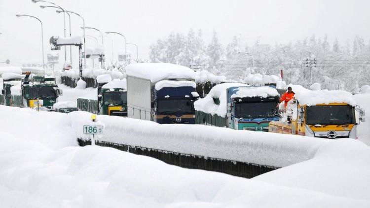 <p>Pasifik Okyanusu'ndaki ada ülkesi Japonya'da ani kar yağışı nedeniyle Tokyo-Niigata otoyolu kapandı, binden fazla sürücü trafikte mahsur kaldı. 15 kilometreyi geçen kuyruktaki zorlu bekleyiş 40 saati buldu.</p>
