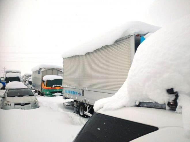 <p>NHK'ya konuşan bir sürücü kar yağışını anlatırken "Arabalar bir anda kara gömüldü. Çok korktum. Arabadaki yiyecek ve suyumu bitirdim. Şimdi eritip içmek için pet şişeye kar doldurdum" dedi.</p>

