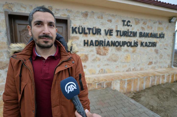 <p>At, fil, panter, geyik ve sanat tarihinde g&ouml;r&uuml;len "grifon" gibi bir&ccedil;ok hayvanın tasvir edildiği mozaiklerle &uuml;nlenen Hadrianaupolis'teki &ccedil;alışmalarda elde edilen ve kazı evinde incelenen bulgulardan taşınabilir olanlar &ccedil;evre illerdeki m&uuml;zelere g&ouml;t&uuml;r&uuml;l&uuml;yor, taşınmazlar ise bulunduğu yerde korunuyor.</p>
