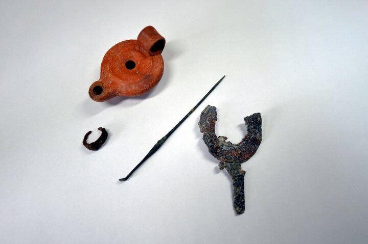 <p>Bu yıl yapılan kazı &ccedil;alışmalarında ortaya &ccedil;ıkarılan bulgular nedeniyle Hadrianaupolis'in tarihinin Ge&ccedil; Kalkolitik d&ouml;neme dayandığını &ouml;ğrendiklerini aktaran &Ccedil;elikbaş, ş&ouml;yle devam etti: "Bu yıl yapılan kazılarda &ccedil;ok &ouml;nemli bulgular elde ettik. 3 alanda yapılan kazılardan biri kaya mezarlarından oluşan Nekropol alanında. Nekropol alanında &ccedil;ok &ouml;nemli mezarlara ulaştık. Bu mezarların, sahip oldukları &ouml;l&uuml; hediyeleriyle gelenek ve rit&uuml;elleriyle o d&ouml;nem insanını bizlere anlatan en nemli materyaller olduğunu s&ouml;yleyebiliriz." diye konuştu.</p>
