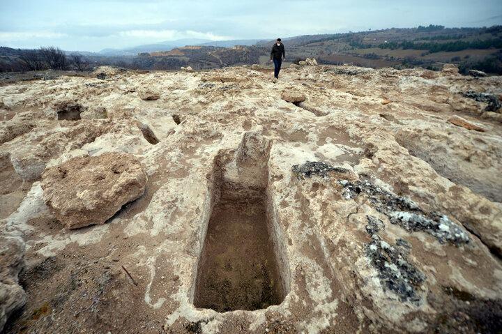 <p>Buldukları mezarlar arasında birinin &ccedil;ok ilgin&ccedil; olduğunu anlatan &Ccedil;elikbaş, ş&ouml;yle devam etti: "Mezarın kadına ait olduğunu d&uuml;ş&uuml;n&uuml;yoruz. İ&ccedil;inden &ccedil;ıkan &ouml;l&uuml; hediyeleri, bunu bize işaret ediyor. Mezarın i&ccedil;inden kandil, tıp aleti, y&uuml;z&uuml;k ve ayna &ccedil;ıktı. Bu nedenle mezarın bir kadına ait olduğunu, kadının ise mesleki anlamda bir hekim olduğunu d&uuml;ş&uuml;n&uuml;yoruz &ccedil;&uuml;nk&uuml; buluntular arasında kaşık u&ccedil;lu bir sonda var. Bu antik d&ouml;nemde hekimlerin kullandığı bir alet. Kadınlar kozmetikte de kullanıyor bu aleti ama bu mezarın bir hekime ait olduğunu g&ouml;z &ouml;n&uuml;nde bulundurmamız gerekiyor."</p>
