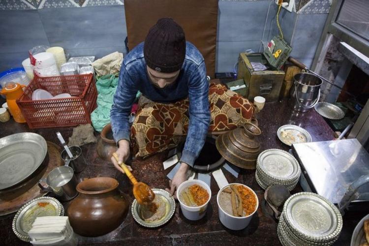 <p>Bir aşçı, Hindistan kontrolündeki Keşmir'in yazlık başkenti Srinagar'daki dükkanında müşterilere servis etmek için "Harisa" hazırlıyor.</p>

