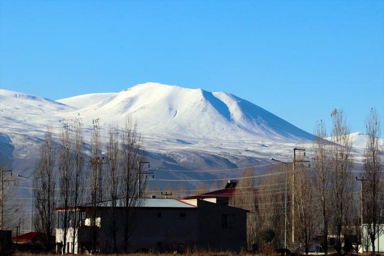 <p>Beyaza bürünen dağlarda güzel manzaralar oluştu.</p>
