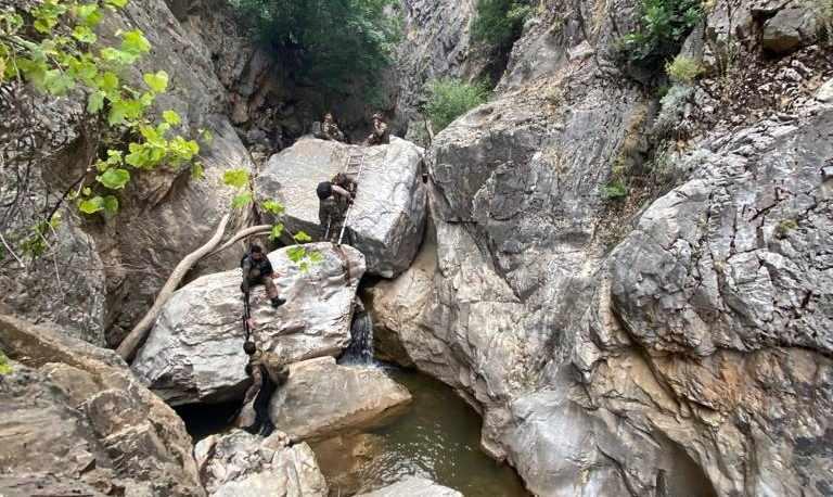 <p>9 Kasım&rsquo;da &ouml;rg&uuml;t&uuml;n T&uuml;rkiye sınırları i&ccedil;erisindeki bir numaralı ismi olan s&ouml;zde 'Dersim komutanı' olan 'Deniz' kod adlı ter&ouml;rist Cumhur Sinan Oktulmuş ve 'Muharrem' kod adlı Ferdi Tosun'un etkisiz hale getirilmesinin ardından Tunceli dağları, bu &ouml;rg&uuml;tten temizlendi.</p>

<p>&nbsp;</p>
