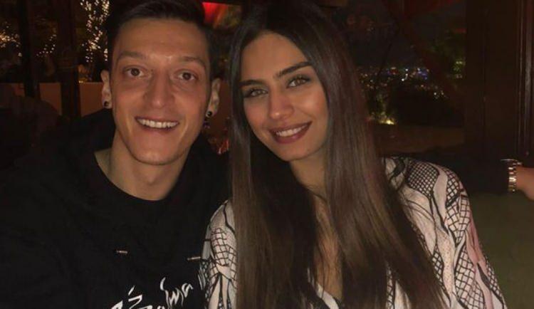 <p> Türk asıllı yıldız futbolcu Mesut Özil yardımsever yönüyle gönülleri fethetmeye devam ediyor. </p>
<p> </p>