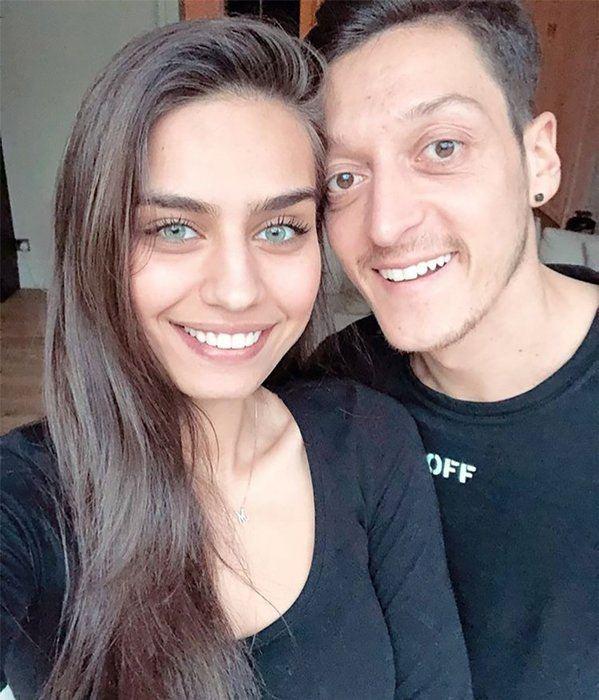<p>Mesut Özil ve oyuncu eşi Amine Gülşe'nin koronavirüs ve öncesinde de sürekli bu tarz yardımları bulundular.</p>