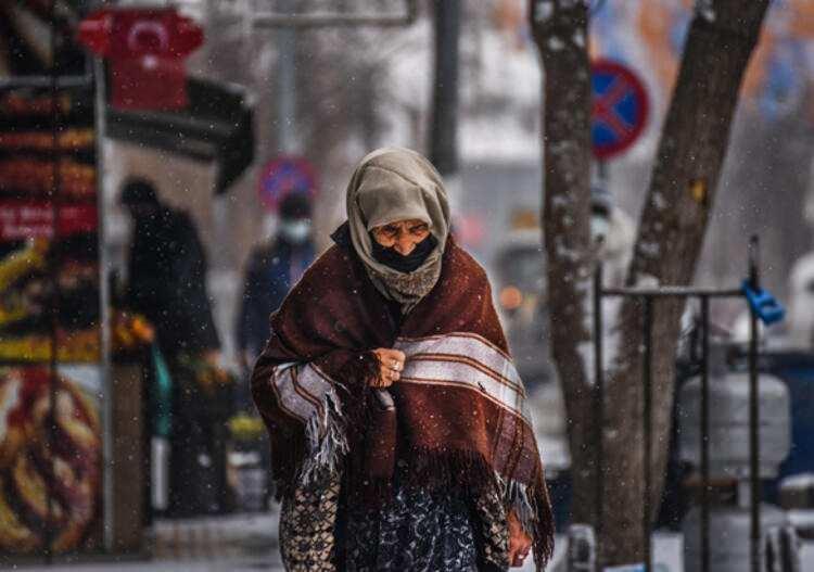 <p>G&Uuml;NEYDOĞU ANADOLU&nbsp;</p>

<p>Par&ccedil;alı ve az bulutlu, b&ouml;lgenin batısının yer yer &ccedil;ok bulutlu ge&ccedil;eceği tahmin ediliyor. Gece ve sabah saatlerinde yer yer sis ve pus hadisesi bekleniyor.</p>
