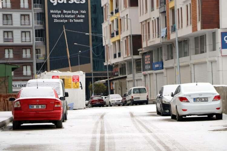 <p>Hafta sonu uygulanan sokağa &ccedil;ıkma yasağının ikinci g&uuml;n&uuml;nde sessizliğe b&uuml;r&uuml;nen kent merkezi, kar yağışı ile birlikte beyaz &ouml;rt&uuml;yle kaplandı.</p>

<ul>
</ul>
