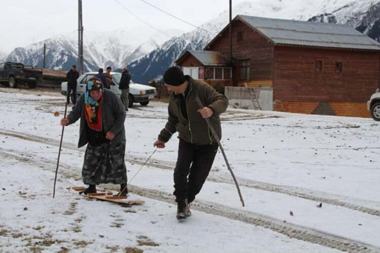 <p>Ka&ccedil;karlar'da helikopterli kayak sporu heliskinin başlamasıyla profesyonel kayak&ccedil;ılara &ouml;zenen İkizdere il&ccedil;esi Meşek&ouml;y k&ouml;y&uuml; sakinleri de dedelerinin karda kaydığı tahtaları yeniden g&uuml;n ışığına &ccedil;ıkarıp, k&ouml;y&uuml;n eski adı Petran'dan esinlenerek 'petranboard' adını verdikleri tahtalarla kayağa başladı.</p>

<ul>
</ul>

