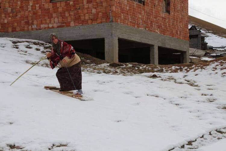 <p>DENGEYİ ELDEKİ &Ccedil;UBUK SAĞLIYOR&nbsp;</p>

<p>Kar toplamaması i&ccedil;in u&ccedil;ları dikleştirilen tahtalara binen k&ouml;yl&uuml;ler dengede kalabilmek i&ccedil;in bir elinde &ccedil;ubuk, diğer elinde &ouml;n&uuml;n&uuml; kaldırarak fren yapmayı sağlayan ipe tutarak kayıyor.</p>
