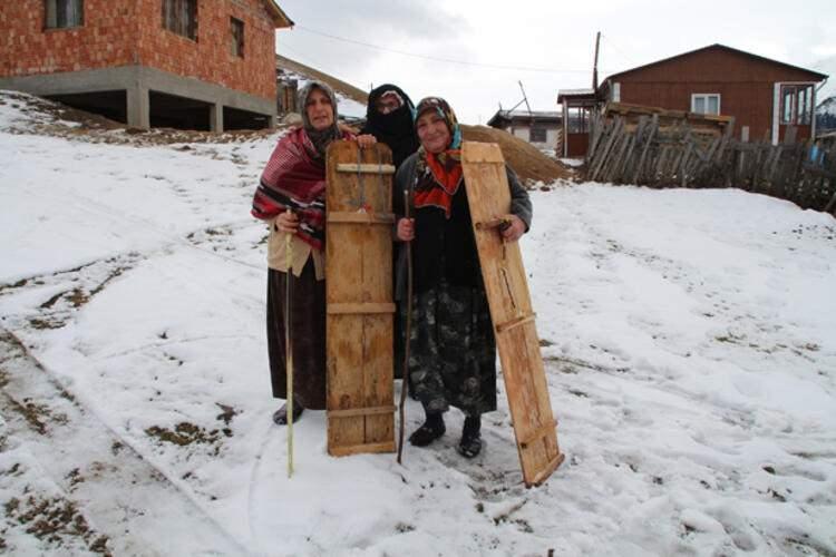 <p>K&ouml;yl&uuml;ler tahtalar elinde y&uuml;r&uuml;yerek tırmandıkları dik yama&ccedil;larda kayak yapıyor. Snowboard ustalarına taş &ccedil;ıkaran k&ouml;yl&uuml;ler Petranboard adını verdikleri tahtalarla saatte 80 kilometreyi aşan hıza ulaşabiliyor.</p>

<ul>
</ul>
