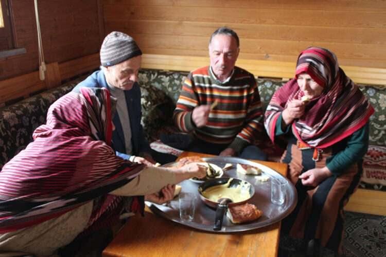 <p>Hen&uuml;z istenen kar yağmasa da kadınlar birbirlerini &ccedil;ekerek tahta &uuml;zerinde kaydırıyor. D&uuml;şe kalka eğlenceli anlar yaşayanlar, &uuml;ş&uuml;y&uuml;nce evlerinde yaktıkları sobalarda ısınıyor, hazırladıkları kuymakla karınlarını doyuruyor.</p>

<ul>
</ul>
