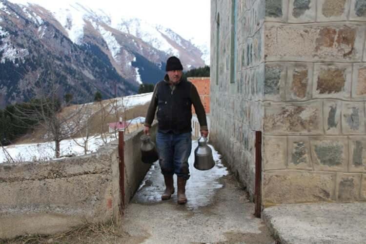 <p>'BİZİM KAYAĞIMIZ MEŞHURDUR'&nbsp;</p>

<p>Meşek&ouml;y k&ouml;y&uuml; sakini Fatma Havuz, "Bu hastalıktan dolayı bu yıl hi&ccedil; şehre inmedik, k&ouml;yde kalmayı tercih ettik. İyi ki de k&ouml;yde kalmışız, &ccedil;ok rahatız, &ccedil;ok mutluyuz. Dışarıdan kimse de gelip gitmiyor, korkmadan, eğlenceli g&uuml;nler ge&ccedil;iriyoruz.</p>
