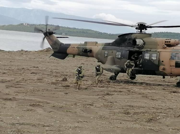 <p>A&ccedil;ıklamada, "Olumsuz hava koşullarına rağmen gece ve g&uuml;nd&uuml;z şartlarında Amfibi harekata y&ouml;nelik eğitimleri başarıyla tamamlayan Kahraman Mehmet&ccedil;iklerimizi kutluyoruz." ifadelerine yer verildi.&nbsp;</p>
