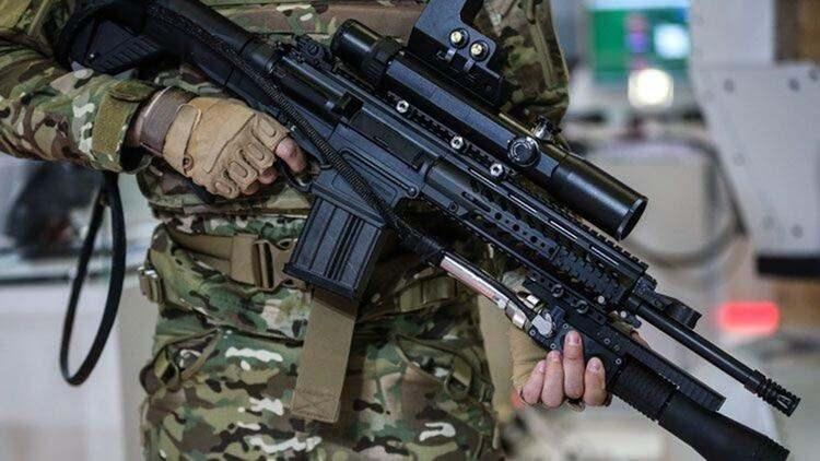 <p><strong>TÜRK MÜHENDİSLER 3 AYDA LAZER SİLAHI YAPTI </strong></p>
<p>TÜBİTAK Bilişim ve Bilgi Güvenliği İleri Teknolojiler Araştırma Merkezi (BİLGEM) mühendisleri Star Warsfilmlerinde kullanılan ışın silahlarına benzer lazer silahları geliştirdi. 50 kişilik Ar-Ge ekibi tarafından ordunun talebi üzerine 3 ay içinde prototip olarak üretilen Tüfeğe Monte Lazer Silahı, Milli Piyade Tüfeği (MPT) 76'ya monte edilerek kullanılabiliyor.</p>