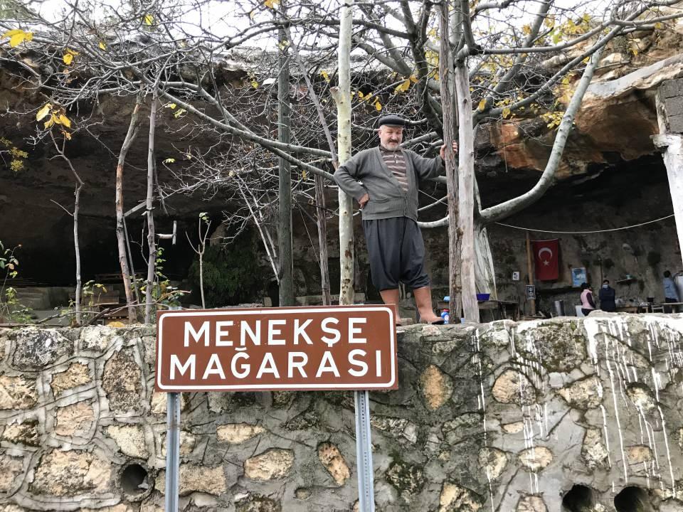 <p>Fikri Sağlar buranın ismini Menekşe Mağarası koydu. Yine 1993 yılında Konya Selçuk Üniversitesi Rektörü Halil Cin tarafından 1993 yılında mağaranın Menekşe Mağarası olarak açılışı yapıldı.</p>
