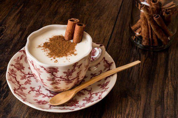 <p><strong>Salep: </strong>1 bardak soğuk süt ile 1 çorba kaşığı salep ve 1 çay kaşığı toz şeker karıştırılır. Kaynadıktan sonra üzerine tarçın serpiştirilerek içilir. Öksürüğün hafiflemesine ve uyumadan içildiğinde rahat bir uyku çekmenizi sağlar.</p>
