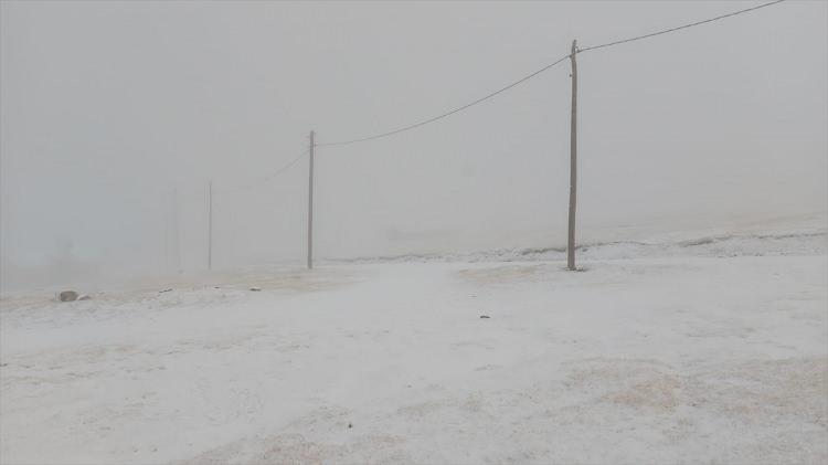 <p>Vatandaşlar, ilçe merkezine yaklaşık 32 kilometre uzaklıktaki 1725 metre rakımlı yaylada etkili olan kar yağışını cep telefonlarıyla görüntüledi.</p>

<p> </p>
