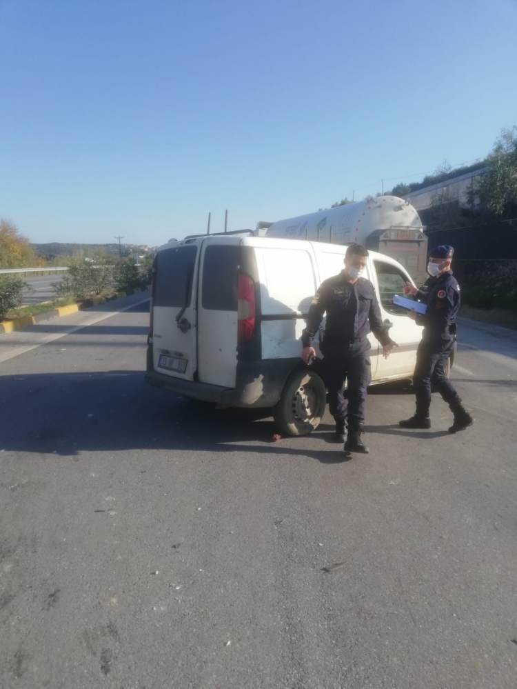<p>Kazada çarpışmanın şiddetiyle ön ve arka koltuk arasında sıkışan Furkan D., sağlık ekiplerinin yardımıyla bulunduğu yerden çıkartıldı. </p>