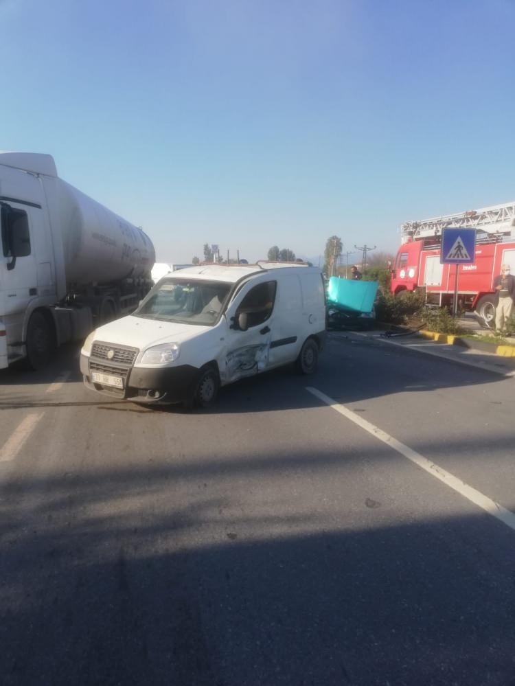 <p>Edinilen bilgiye göre Hasan B. (29), 07 YHS 60 plakalı Doğan marka otomobil ile D-400 karayolunda Manavgat ilçesi istikametine seyir halindeyken, Bereket Mahallesi kavşağına geldiği esnada, tali yoldan kavşağa girmek isteyen Muhammet K.’nin kullandığı 33 HR 551 plakalı araçla çarpıştı. </p>