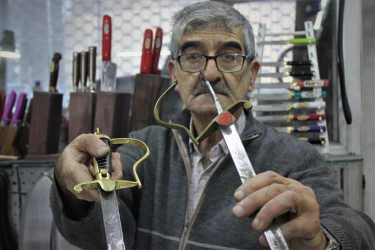 <p>T&uuml;rkiye&rsquo;nin en kaliteli bı&ccedil;aklarını ve kılı&ccedil;larının im&acirc;l edildiği Bursa&rsquo;da T&uuml;rk Silahlı Kuvvetlerinin t&ouml;renlerde kullandığı tarih&icirc; kılı&ccedil;lar tamir i&ccedil;in Bursalı ustaya geliyor.&nbsp;</p>
