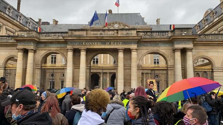 <p>Fransa'nın başkenti Paris'te sarı yelekliler Cumhurbaşkanı Emmanuel Macron yönetiminin politikalarını protesto etmek için gösteriler düzenledi. </p>
