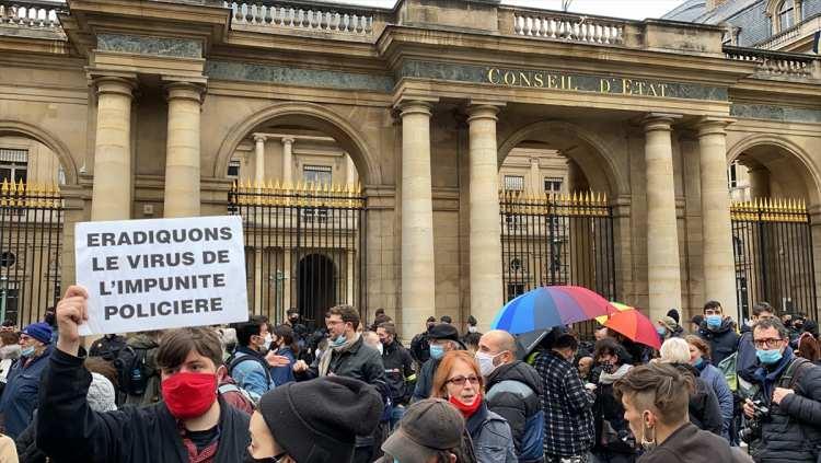<p>Macron yönetimi karşıtı pankartlar taşıyan göstericiler, "Macron istemese de biz buradayız" sloganları attı ve yeni tip koronavirüse (Kovid-19) yakalandığı için karantinaya giren Macron'a, "Macron hazırlan seni evinden alacağız." diye seslendi. </p>
