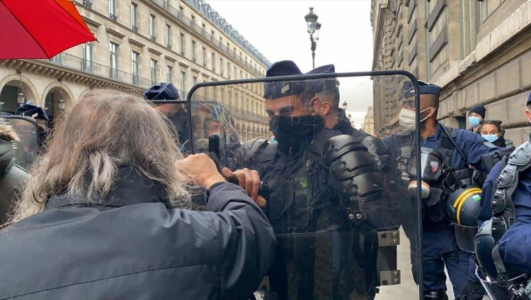 <p>Paris Emniyet Müdürlüğü, Ulusal Meclis çevresinde ve Champs-Elysees Caddesi Caddesi'nde gösteri yapılmasına izin vermedi.</p>
