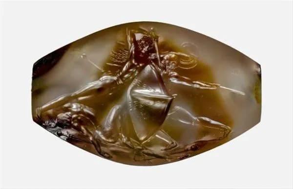 <p>Yunanistan'ın Pylos şehrindeki soylu bir savaşçının mezarında bulundu. Çizim kalitesi, tarihçileri şaşırttı. Çünkü insan vücudundaki böylesine etkileyici çizimlerin o dönemde yapılamayacağını düşünüyorlardı. </p>
<p> </p>