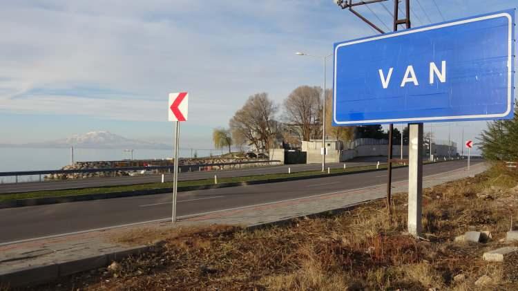<p>Karayolları Genel M&uuml;d&uuml;rl&uuml;ğ&uuml;nce her yıl T&uuml;rkiye İstatistik Kurumu'nun verileriyle n&uuml;fusun değişmesinin ardından &uuml;lke geneli şehirlerdeki giriş &ccedil;ıkışlarda bulunan tabelaları yeniden d&uuml;zenledi. Yeni kararla birlikte yapılan masrafı ortadan kaldırmak i&ccedil;in hazırlanan yeni uygulamada Van şehir giriş noktalarında yer alan tabelalardan n&uuml;fus ve rakım bilgileri kaldırıldı.<br />
&nbsp;</p>
