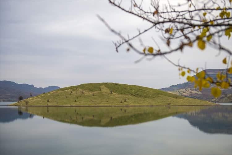 <p>Kentte en y&uuml;ksek rakıma sahip il&ccedil;elerden biri olan Nazımiye, sahip olduğu ko&ccedil; başlı mezarlar, şelaleler, yaban hayatı varlığı ve y&ouml;resel mimariyle inşa edilmiş k&ouml;y evleriyle g&ouml;r&uuml;lmeye değer g&uuml;zellikler sunuyor.</p>

<p>&nbsp;</p>
