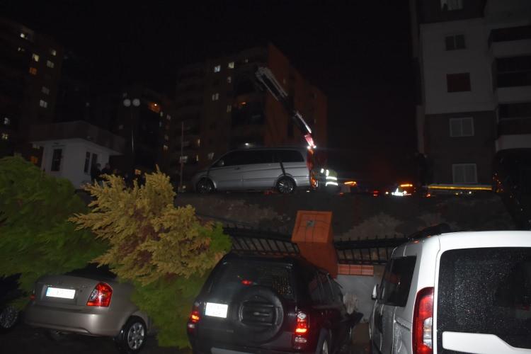 <p>Kısıtlama nedeniyle evlerinde olan site sakinleri duydukları gürültüyle büyük panik yaşadı. Duvarın çökmesi sonucu, Gümüş Sitesi içerisinde park halinde olan araçlar ile Altaylılar Sitesi otoparkında bulunan 20’ye yakın araçta maddi hasar oluştu. </p>
