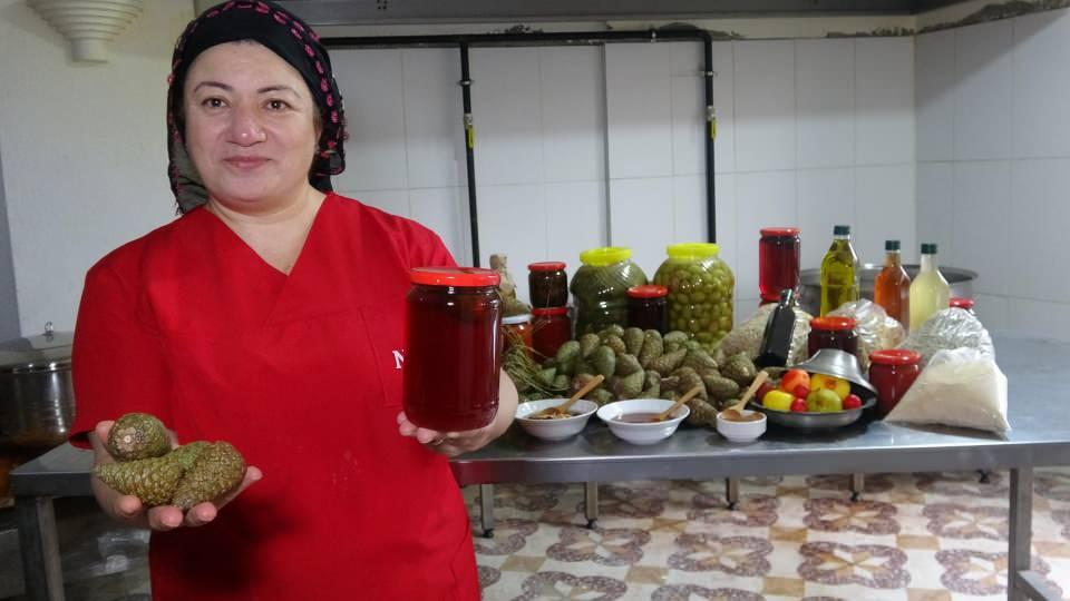 <p>Aydın'ın Nazilli ilçesinde, Nilgün Özkurt'un (47) kızı Gizem Özkurt'a (26) düşük olan bağışıklığının güçlenmesi için yapmaya başladığı kozalak reçeli, KOSGEB’den aldığı destekle açtığı işletmeyle gelir kapısına dönüştü. </p>