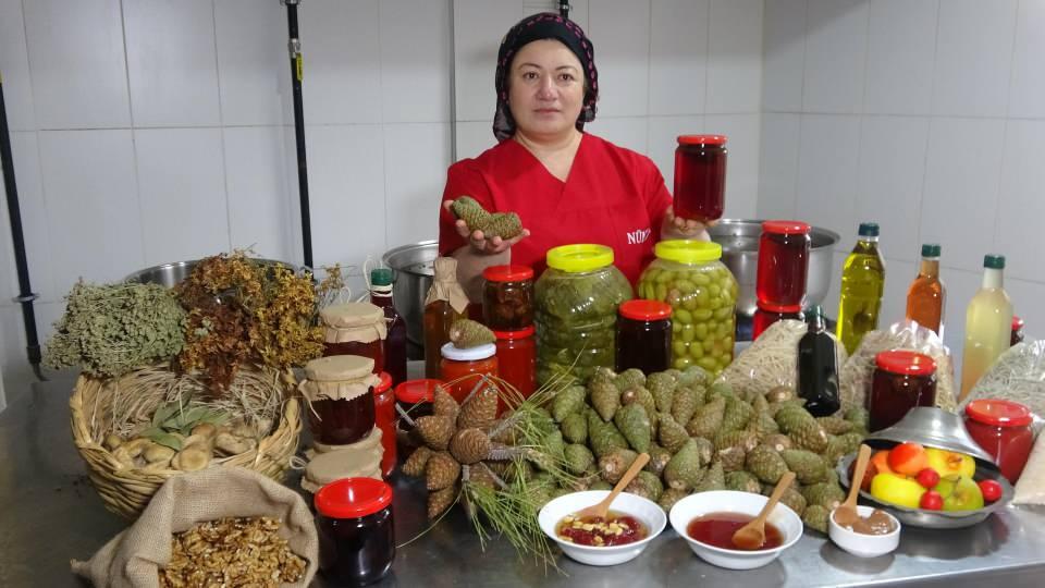 <p>Buradaki çam ağaçlarından topladığımız yaş çam kozalaklarının önce sap kısımlarını kesiyoruz. </p>