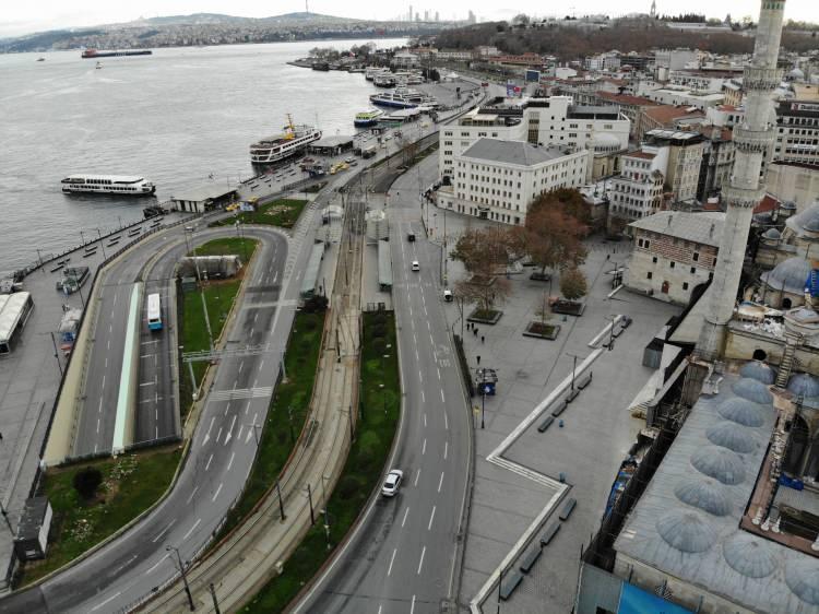 <p>Kısıtlamadan muaf olan esnaf kuşları beslerken, kısıtlamaya tabi olmayan turistler ise hatıra fotoğrafı çektirdi.</p>
