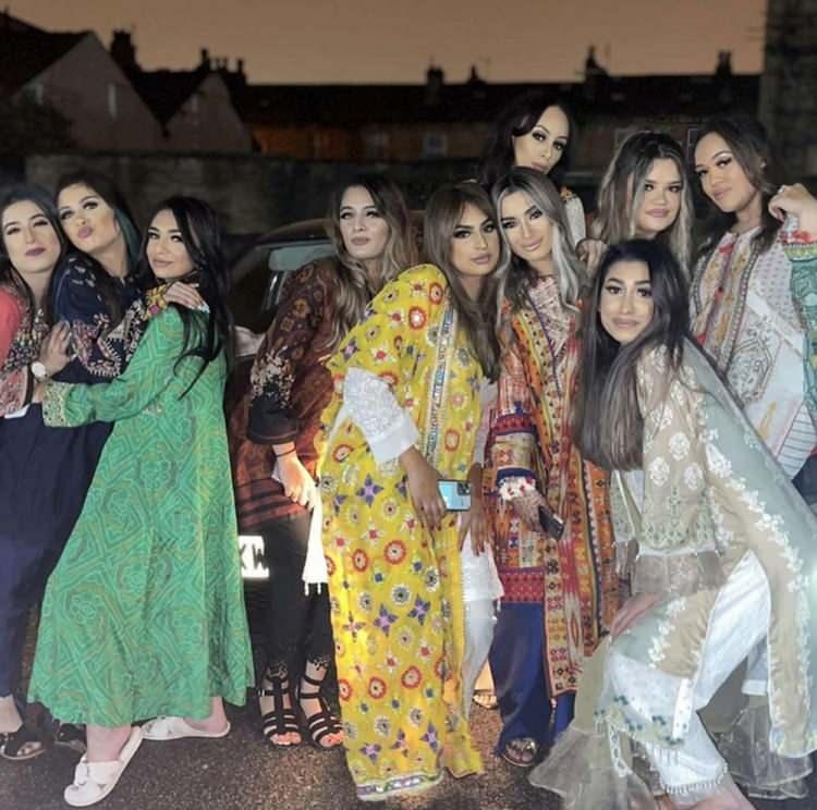 <p>Önceki gün yapılan kına gecesine ait fotoğraflar ise sosyal medyada paylaşıldı. </p>