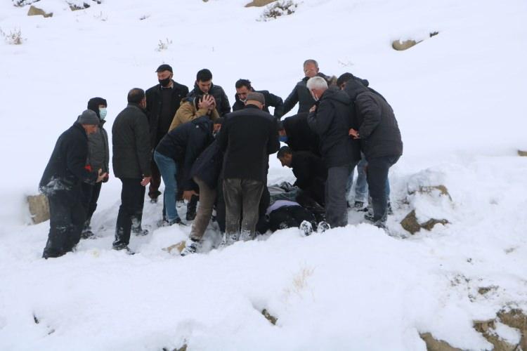 <p>Kaza, &ouml;ğle saatlerinde Onbaşılar k&ouml;y&uuml; Derei&ccedil;i mezrası yakınlarında meydana geldi. Kar yağışının etkili olduğu b&ouml;lgede, Murat Dara y&ouml;netimindeki plakası &ouml;ğrenilemeyen otomobil, kontrolden &ccedil;ıkarak, şarampole yuvarlandı.&nbsp;</p>
