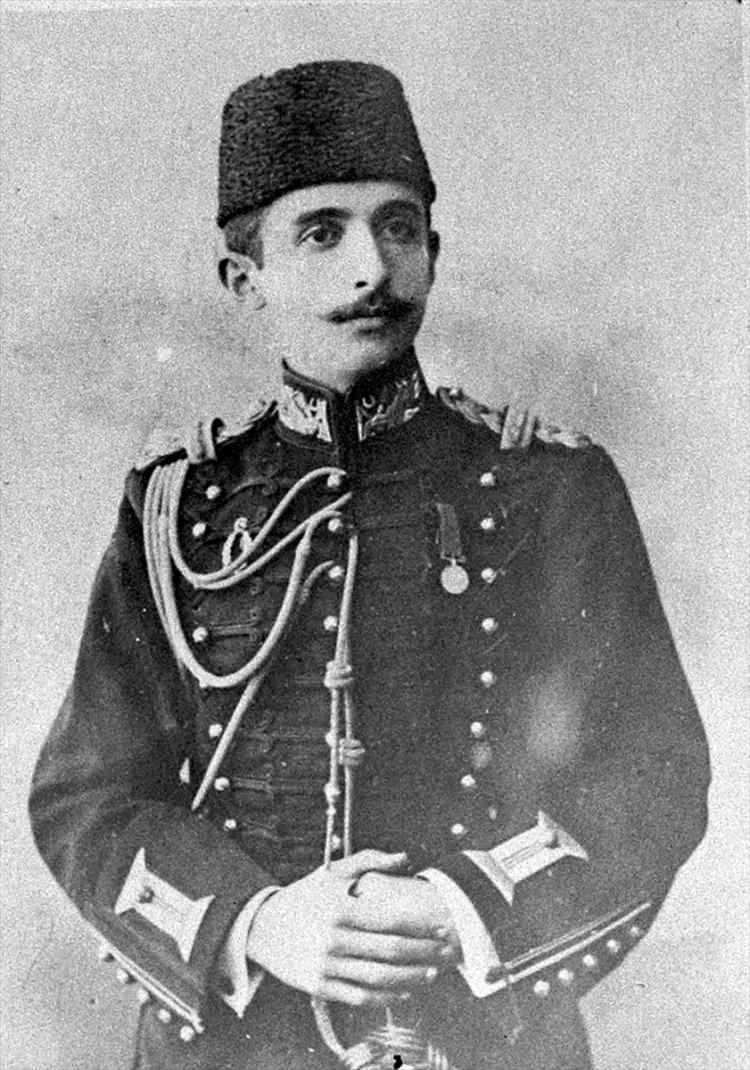 <p>Topçu Harbiyesinden 1903'te teğmen rütbesiyle yine birincilikle mezun olan Mustafa İsmet, Pangaltı'daki Harp Akademisinde öğrenime başladı.</p>

<p>1906'da akademiyi de birincilikle bitirip "Altın Maarif" madalyasıyla ödüllendirilen Mustafa İsmet, kurmay yüzbaşı rütbesiyle ilk görev yeri olan Edirne'ye atandı.</p>

<p>Bu görevi sırasında İttihat ve Terakki Cemiyetine giren Mustafa İsmet, 1908'de kolağası oldu ve 31 Mart Olayı (13 Nisan 1909) olarak bilinen ayaklanmayı Selanik'ten gelerek bastıran Hareket Ordusu'nda kurmay yüzbaşı olarak görev aldı.</p>

<p>​</p>
