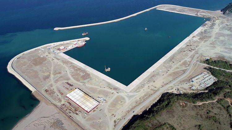 <p>'Sultan Abdülhamid'in rüya projesi' olarak bilinen Filyos Projesi kapsamında yapımında, sona gelinen Zonguldak'taki Filyos Limanı, Türkiye'nin 3'üncü büyük limanı olarak uluslararası ticarette yerini alacak olmasının yanı sıra Karadeniz'deki doğal gaz rezervinin karadaki üssü oldu. </p>
