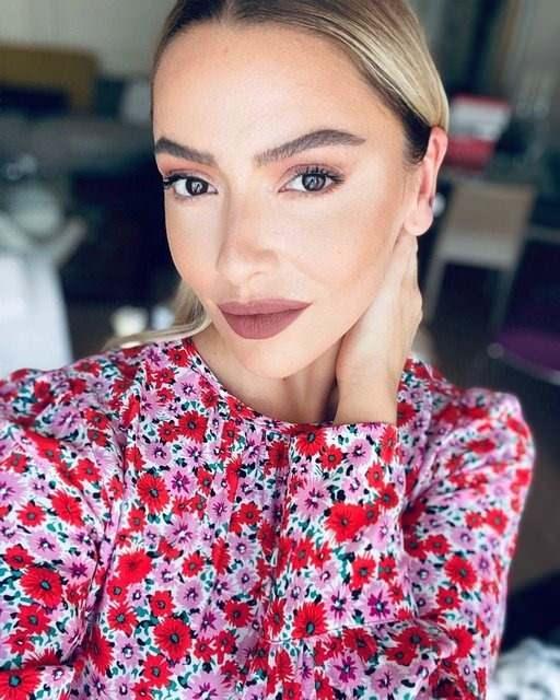 <p><span style="color:#800080"><strong>HADİSE</strong></span></p>
<p><em><strong>Oyuncu Kaan Yıldırım ile yollarını ayıran ve ardından barıştığı öne sürülen şarkıcı Hadise, çiçekli bluzuyla verdiği pozu paylaşmayı ihmal etmedi.</strong></em></p>
