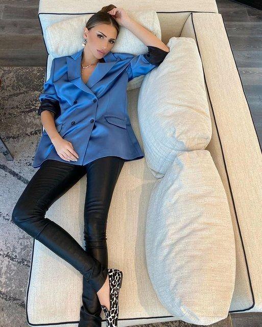<p><span style="color:#800080"><strong>EMINA JAHOVIC</strong></span></p>
<p><em><strong>Mustafa Sandal'ın Sırp şarkıcı eski eşi Emina Jahovic, mavi ceketi ve siyah-beyaz desenli şık ayakkabılarıyla koltukta uzanırken verdiği pozu yayınladı.</strong></em></p>