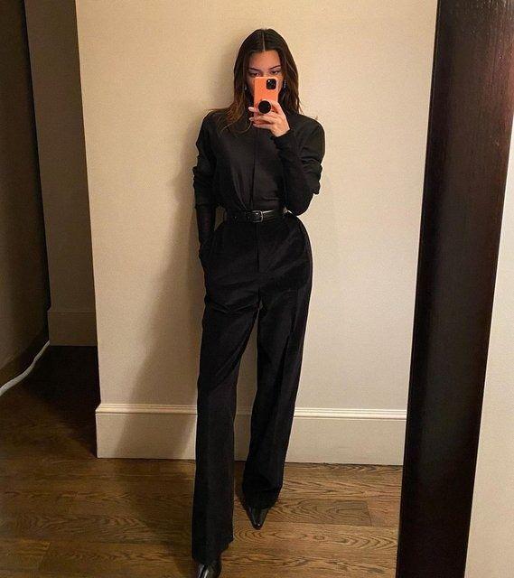 <p><span style="color:#800080"><strong>KENDALL JENNER</strong></span></p>
<p><em><strong>25 yaşındaki Amerikalı model Kendall Jenner, siyahlara büründü.</strong></em></p>
<p><em><strong>Jenner'ın pandemi tarzı çok sayıda beğeni aldı.</strong></em></p>