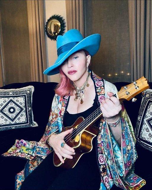<p><span style="color:#800080"><strong>MADONNA</strong></span></p>

<p><em><strong>Dünyaca ünlü şarkıcı Madonna, evinin salonunda mavi şapkası ve ukulelesiyle verdiği pozu sosyal medya hesabından paylaştı.</strong></em></p>
