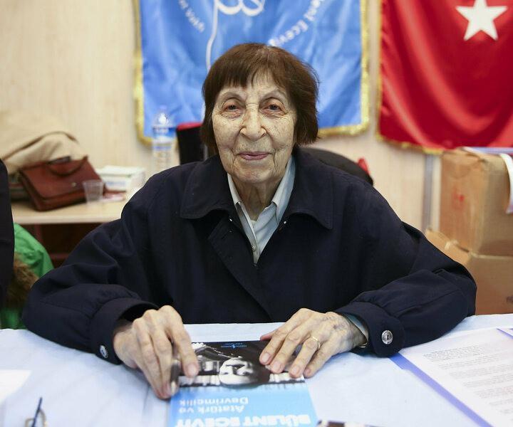 <p>Rahşan Ecevit, çoklu organ yetmezliği nedeniyle 17 Ocak'ta Ankara Gülhane Eğitim ve Araştırma Hastanesinde hayatını kaybetti. 97 yaşında hayata gözlerini yuman Ecevit, siyasetçi kimliğinin yanı sıra ressam ve yazar kimlikleriyle de tanınıyordu.</p>

<p> </p>
