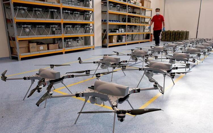 <p>Ancak silahlı dronlar işi tek başlarına üstlenmedi. İnsansız sistemler, topçu ve uzun menzilli füzeler gibi geleneksel donanımlarla birlikte çalışan veya mobil yer birimlerini destekleyen kuvvet çarpanları olarak en etkili olanlar.</p>

<ul>
</ul>
