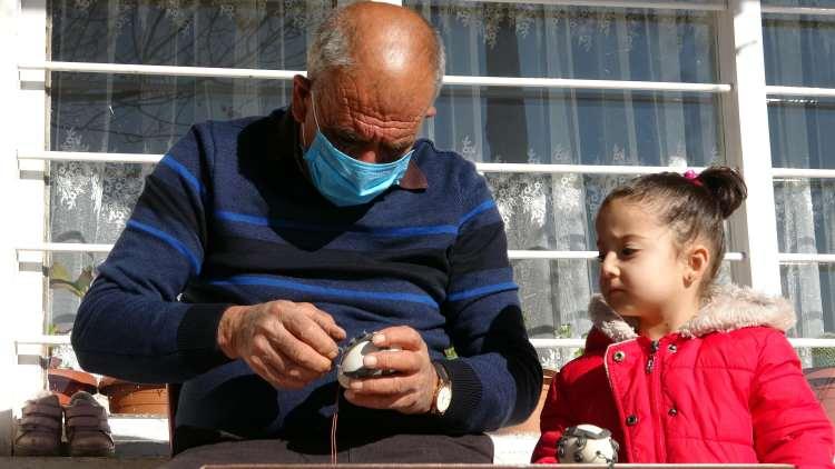 <p>Van'ın Erciş ilçesi Beyazıt Mahallesi'nde yaşayan Mehmet Nalçakar (59), dede ve baba mesleği olan nalbantlık yaparak geçimini sağlıyor. İlçede mesleğinin son temsilcisi olan Nalçakar, 50 yıldır nalbantlık mesleğini sürdürürken, yumurtaya nal işleyip, nazarlık olarak yakınlarına ve arkadaşlarına hediye ediyor.</p>
<p> </p>
