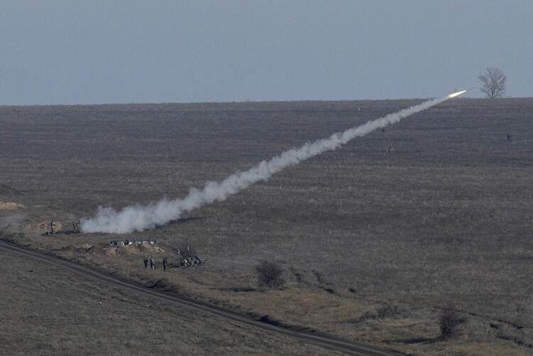 <p>Ukrayna Silahlı Kuvvetleri Genelkurmay Başkanı Ruslan Homçak, Bayraktar TB2'leri Donbass bölgesindeki Rus ayrılıkçılara karşı sahaya sürebileceklerinin sinyalini verdi.</p>
<ul>
</ul>