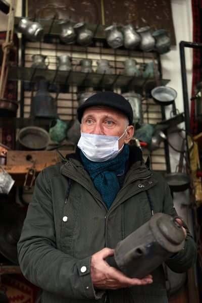 <p>61 yaşındaki bakır ustası Ali &Ccedil;avuş, Trabzon'un Ortahisar il&ccedil;esine bağlı Kazancılar Sokak Bakırcılar &Ccedil;arşısı'ndaki d&uuml;kkanda bakırcılık yapan dedesi ve babasının yanında, k&uuml;&ccedil;&uuml;k yaşlarda meslekle tanıştı. İlkokul ve ortaokul &ccedil;ağlarında d&uuml;kkanda &ccedil;alışarak mesleği &ouml;ğrenen &Ccedil;avuş, "&ouml;zel ve değerli bir sanat" olarak nitelendirdiği bakırcılıkta yarım asrı geride bıraktı.</p>

<p>&nbsp;</p>
